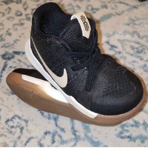 Nike Kyrie Irvin black and cream shoes size 7c